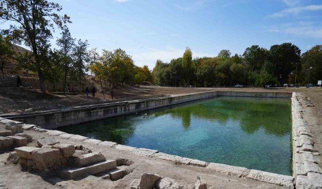 1800 yıllık Roma havuzu çevresinde kazı çalışmaları sürüyor