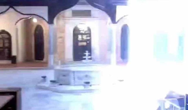 596 yıllık tarihi caminin kubbesine böyle yıldırım düştü