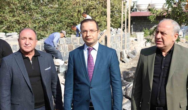 Medrese'nin yıkılan tarihi duvarı yeniden inşa ediliyor