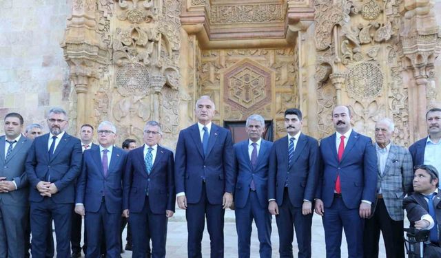 Bakan Ersoy, Divriği Ulu Camii ziyaret etti