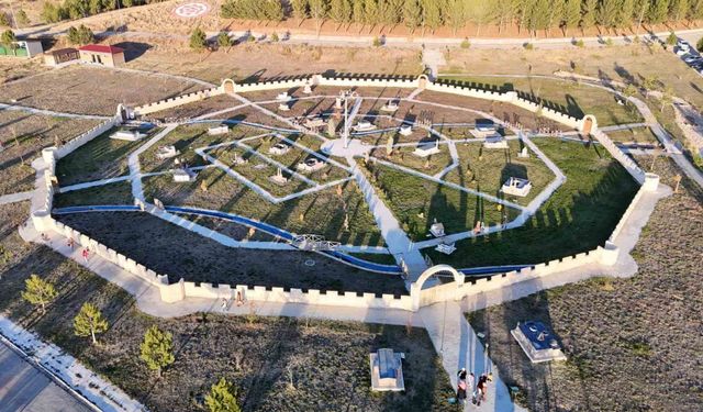 Asırlık eserlerin minyatürleri yapıldı