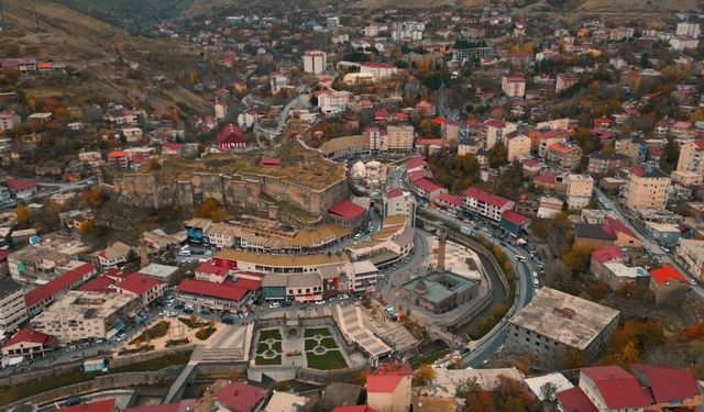 Bitlis'in tarihi çarşısı eşsiz renkleriyle görüntülendi