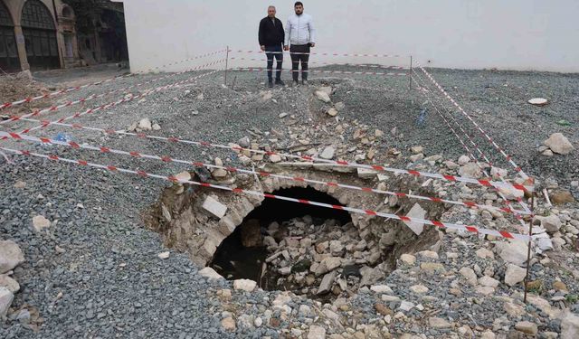 Binada yaşanan göçükle tarihi su kanalı ortaya çıktı