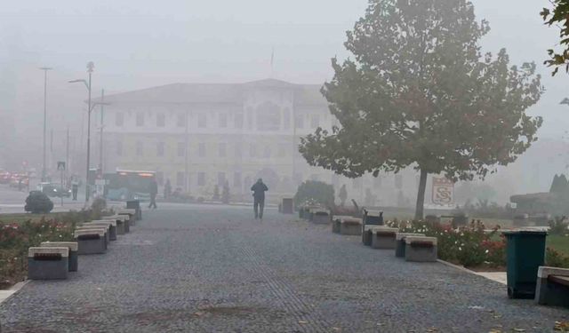 Sivas'ın tarihi kent meydanı sislere gömüldü
