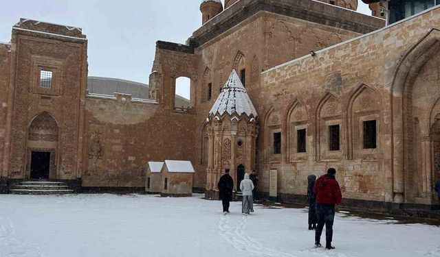 Beyazlar İçinde İshak Paşa Sarayı !