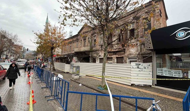 Edremit'teki tarihi bina yağışlara dayanamadı