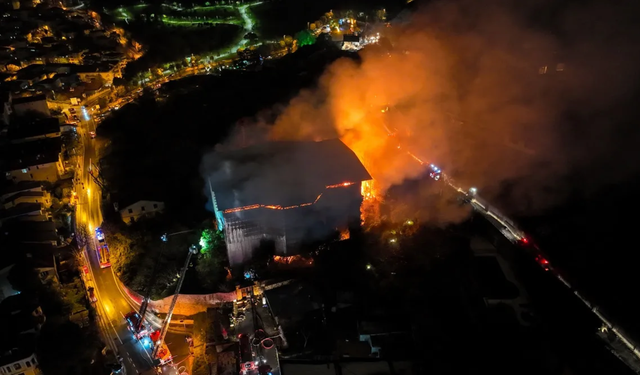 Üsküdar'da restorasyon yapılan ahşap köşkte yangın