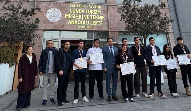 Ayvalıklı şef adayı öğrenciler İstanbul'dan 15 madalya ile döndü