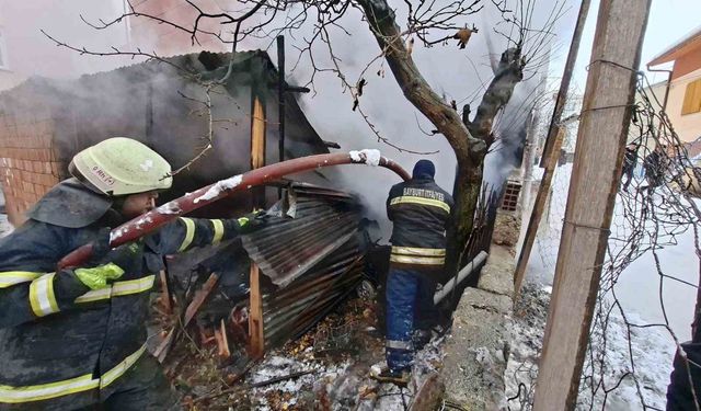Bayburt'ta garaj ve depo olarak kullanılan alanda çıkan yangın söndürüldü