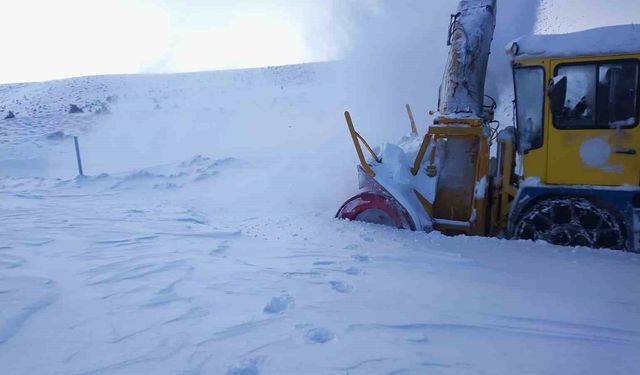 Büyükşehir, kırsal kesimlerde etkili olan kar yağışında 47 mahalle yolunu ulaşıma açtı