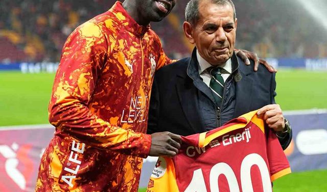 Galatasaray'da 100. maçına çıkan Davinson Sanchez'e plaket verildi