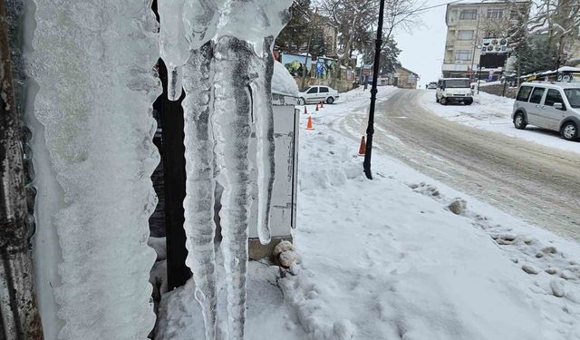 Harput'ta dondurucu soğuklar: Çatılarda metrelerce buz sarkıtları oluştu