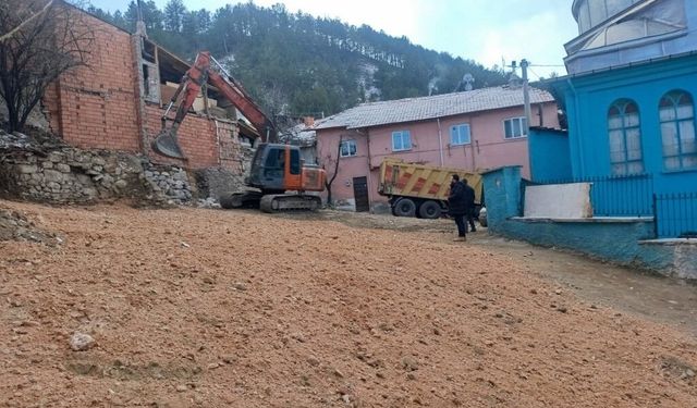 Kütahya'da tarihi caminin çevresi normale döndü