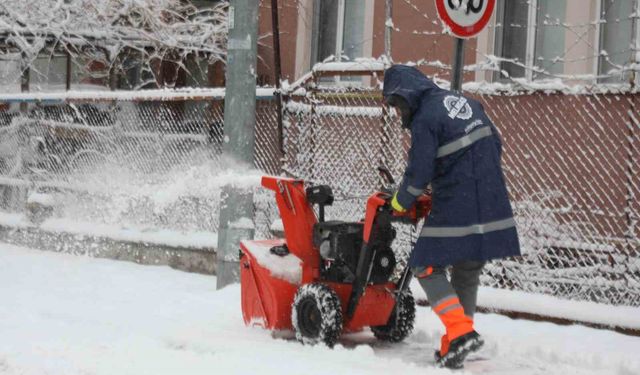 Melikgazi ekipleri 58 mahallede kar küreme çalışması yaptı