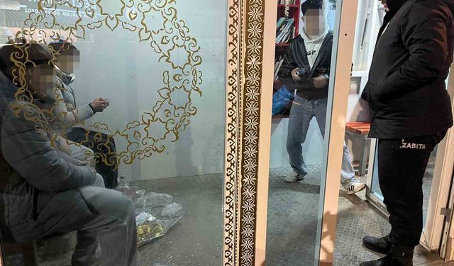 Minibüs durağını kirleten gençler hatalarını anlayınca yerleri temizlediler