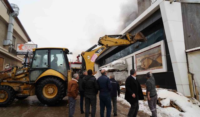 Mobilya fabrikasında yangın: 1 ölü, 1'i ağır 7 yaralı