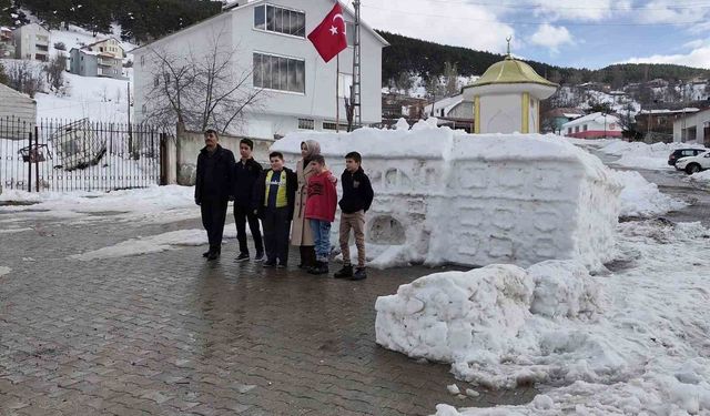 Tarihi Sivas Valiliği'nin kardan maketi ziyaretçilerini ağırlıyor