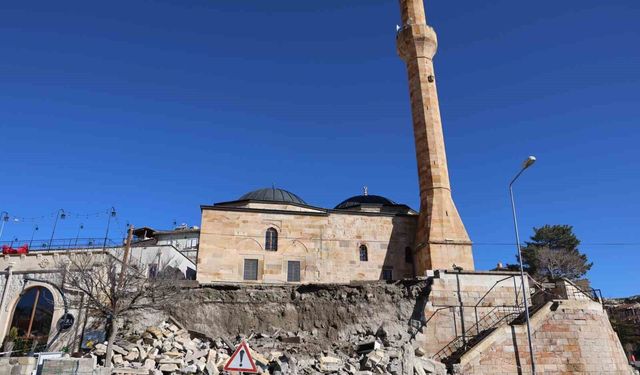 Tarihi caminin istinat duvarı çöktü!