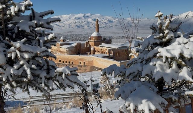 Tarihi Saray Bu Yıl Beyaza Doydu