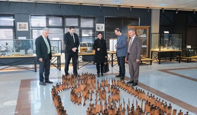 Atatürk Üniversitesi Araştırma Hastanesi Müzesi'nde anlamlı sergi: 'Maske, Mesafe, Temizlik'