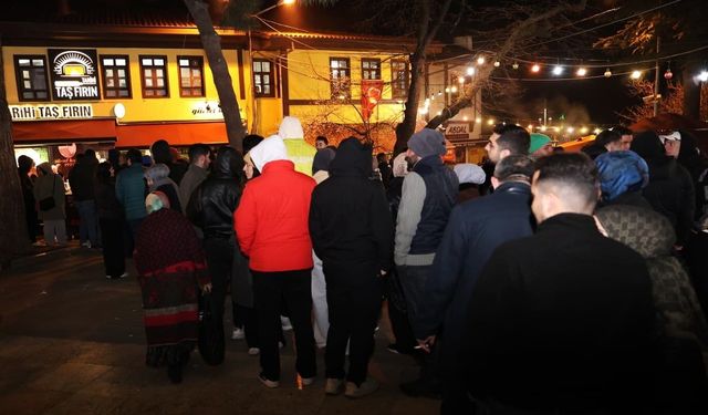 Bursalılar sahurda tarihi meydanda buluştu