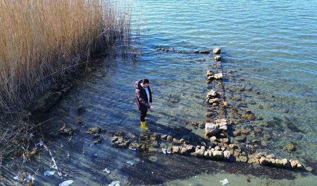 İznik Gölü'nde sular çekildi...Bir tarihi eser günyüzüne çıktı