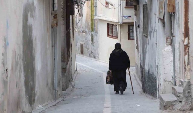 Urfa'nın 275 Tarihi Sokağına Işık