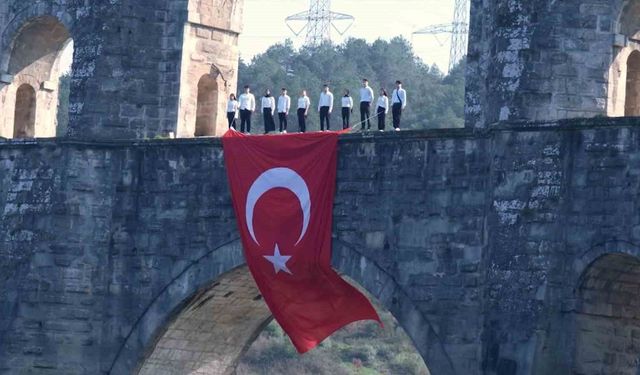 Sultangazi'de istiklal ruhu tarihi mekanlarla buluştu: Gençlerden anlamlı klip