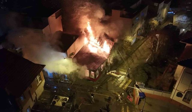 Üsküdar: Tarihi Ahşap Bina Yandı