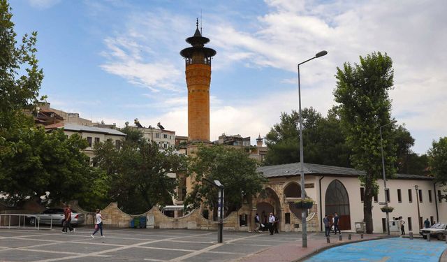Maraş Ulu Camii’nin Alem ve Küllahı Tamamlandı!