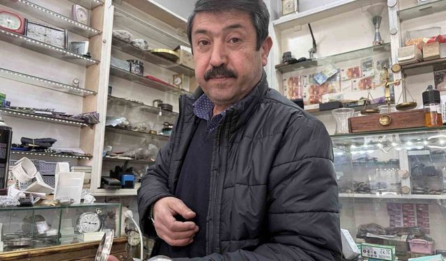 44 yıldır tarihi saatlere ince ayar veriyor