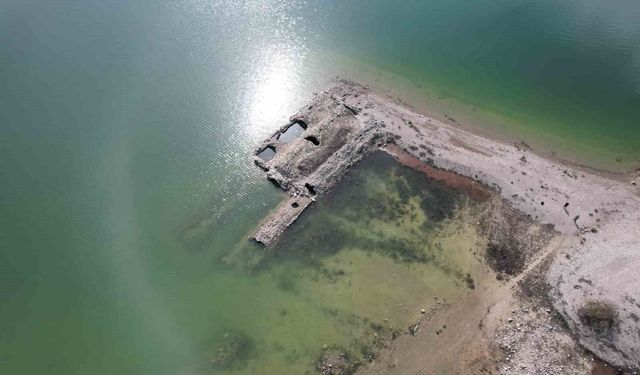Altınapa Barajı'nda su seviyesi arttı, tarihi hanın bir kısmı yeniden sular altında kaldı