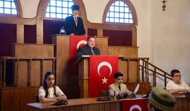 Çocuk meclisinden tarihi atmosferde 23 Nisan özel oturumu