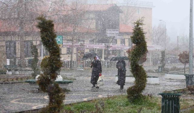 Harput'ta kar yağışı etkisini artırdı, tarihi mekanlar beyaza büründü