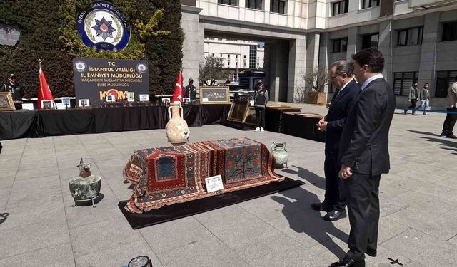 İstanbul'da tarihi eser operasyonu: Yesarizade Kazasker Mustafa İzzet Efendi'nin yaptığı tablo da ele geçirildi