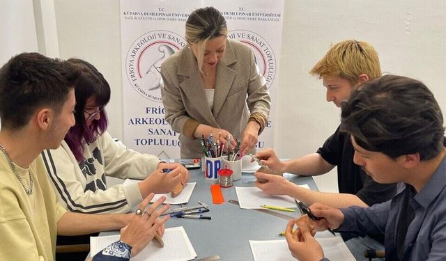 Kütahya Dumlupınar Üniversitesi'nde Arkeolojik Çizim Teknikleri Atölyesi düzenlendi
