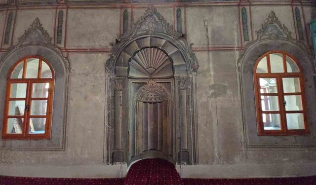 Sosyal medyada gündeme gelmişti, tarihi mihrabına çakılan floresan lamba söküldü