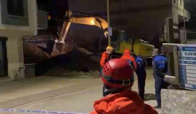 Temel kazısında toprak kaydı, çatırdama sesleri gelen 5 katlı bina boşaltıldı