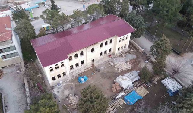 Çal'daki tarihi mektep restorasyonunda işçiler arasında kavga çıktı; 4 yaralı