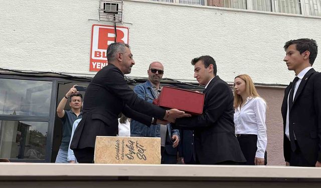 Çanakkale Şehitliğinde dalgalanan bayrak, Konya'nın tarihi lisesinde