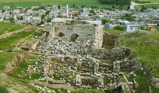 Depremde hasar gören tarihi iç kale camii restorasyon bekliyor