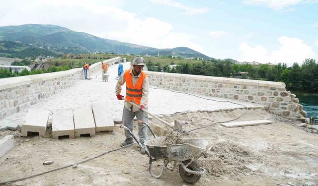 Kahramanmaraş'ta tarihi Ceyhan Köprüsü yenileniyor
