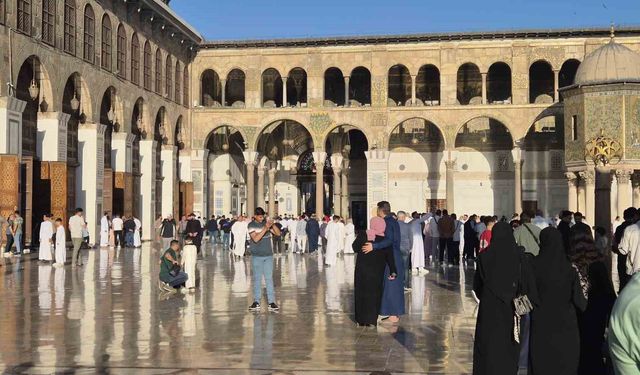 Suriye'de binlerce kişi tarihi Emevi Camii'nde bayram namazı kıldı
