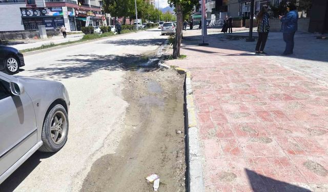 Van'ın tarihi caddesi altyapı kurbanı vatandaş ve sürücüler isyan noktasında
