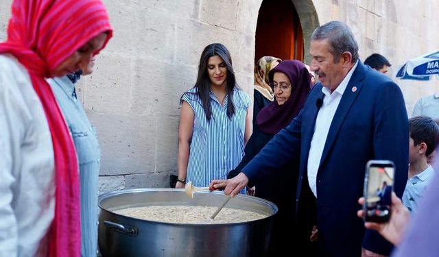 Darende'de Tarihi Yusuf Paşa Bedesteni'nde aşure bereketi