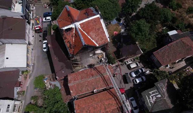 Fatih'te 2 katlı tarihi ahşap binada yangın