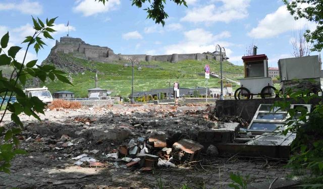 Kars'ta belediyeye ait bahçe, inşaat kalıntılarıyla tarihi bölgeyi olumsuz etkiliyor
