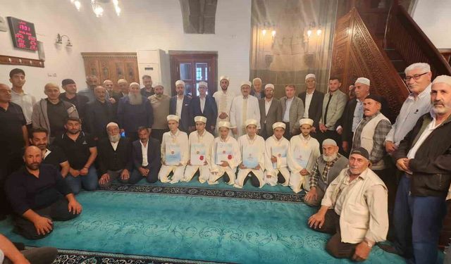 Kur'an bülbülleri hafızlık belgelerini tarihi Bakırcı Camii'nde aldı