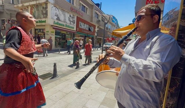 Roman vatandaşların müzikli eğlencesi renkli görüntülere sahne oldu