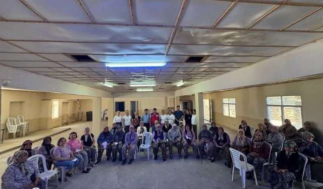 Salihli'nin tarihi köyündeki kadınlar ceviz reçeli yapımını öğrendi